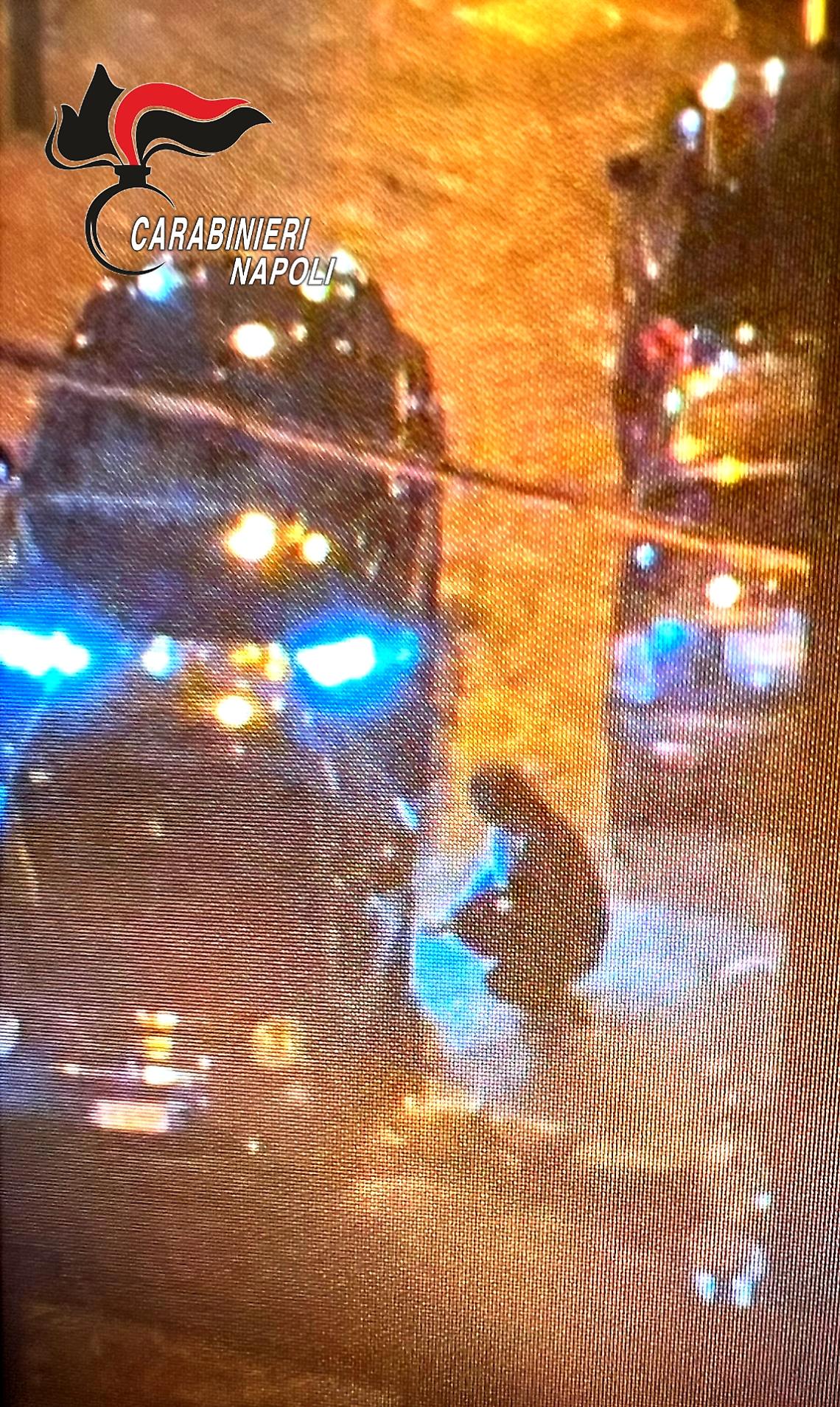 Buca le gomme all'auto dell'ex compagna, lei lo filma e lo fa arrestare