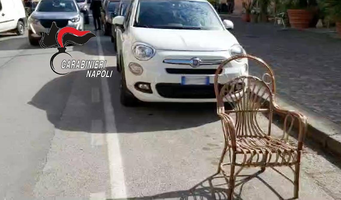Sedie e fioriere in strada per parcheggiare auto, blitz nel Napoletano