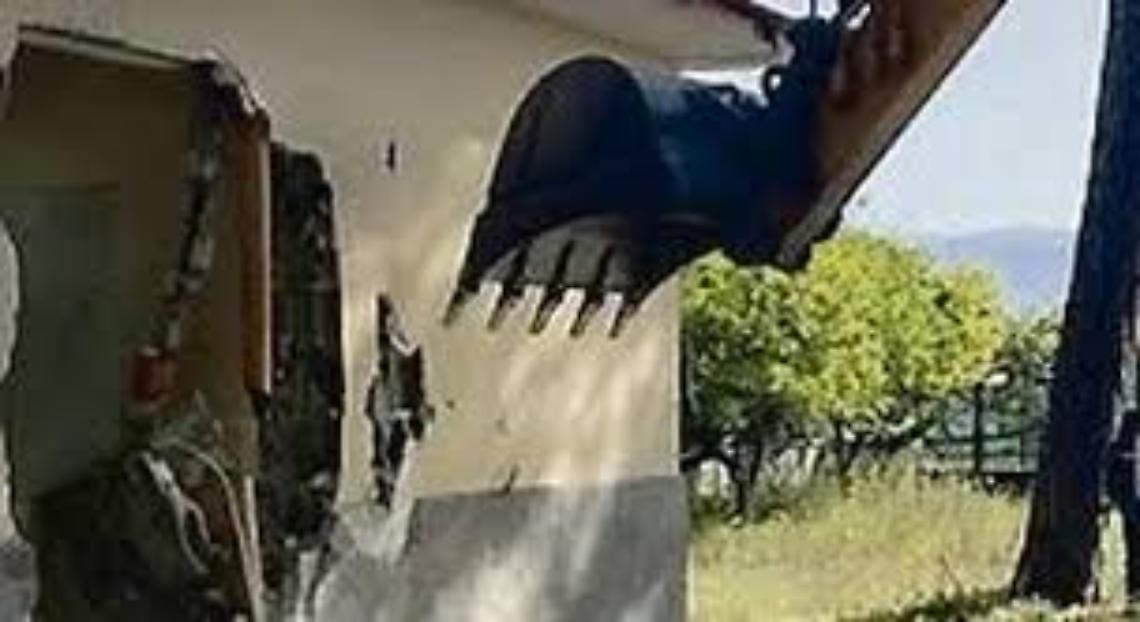 Sospesa la demolizione di casa Buono