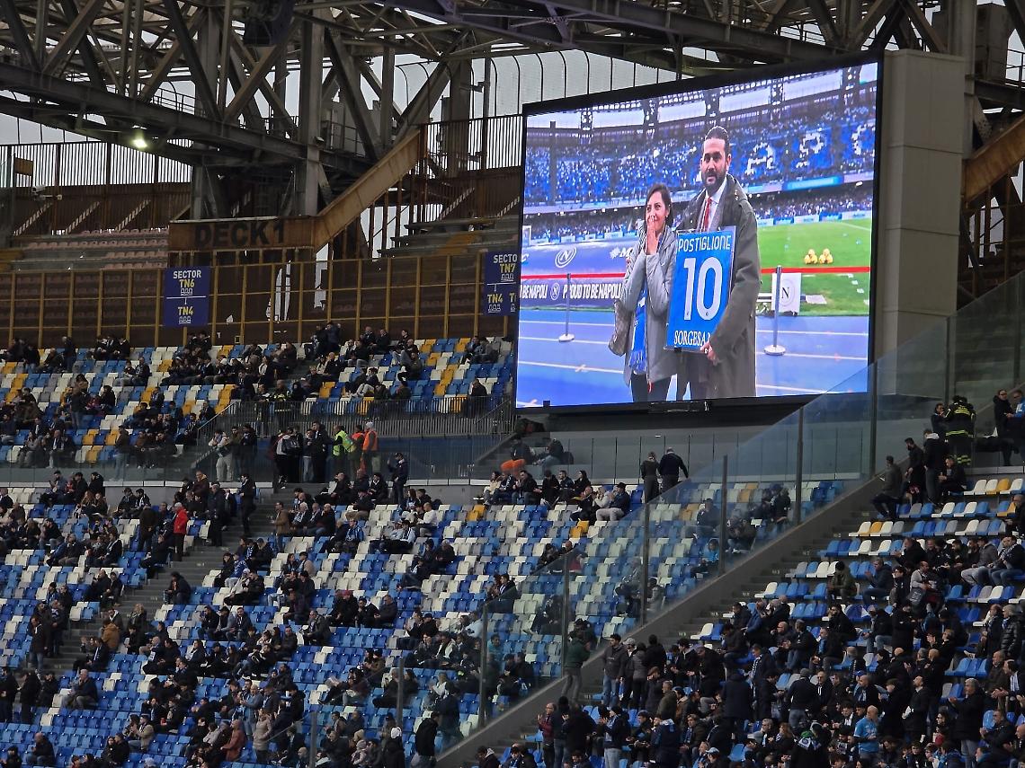 Napoli, l'omaggio degli azzurri: una maglia per Fabio Postiglione