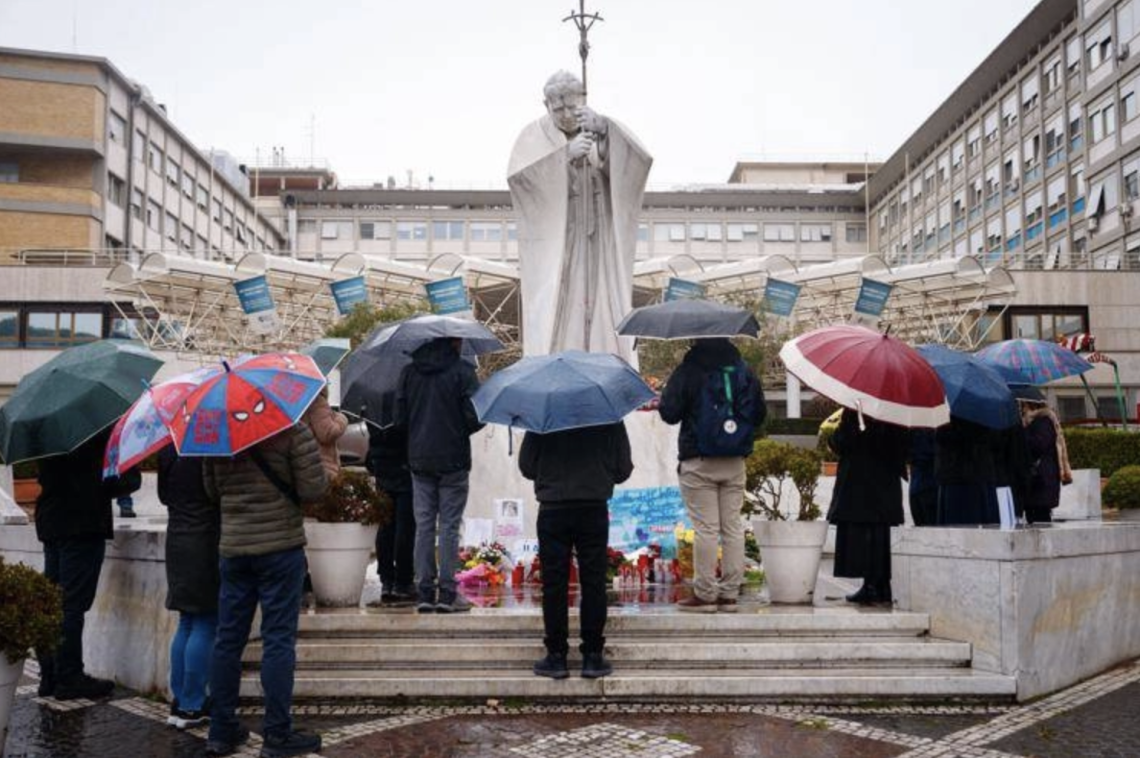 Papa Francesco senza febbre, prognosi resta riservata