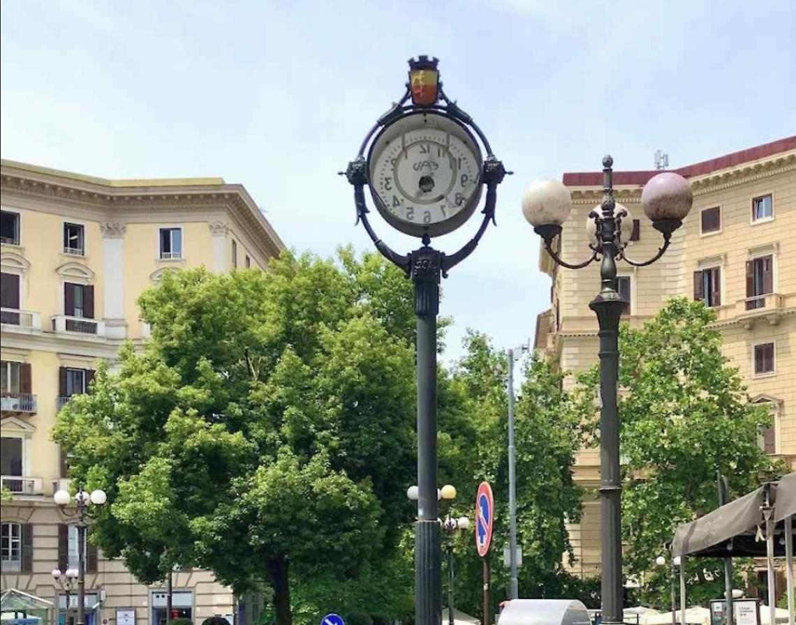 L'orologio fermo emblema del degrado del Vomero