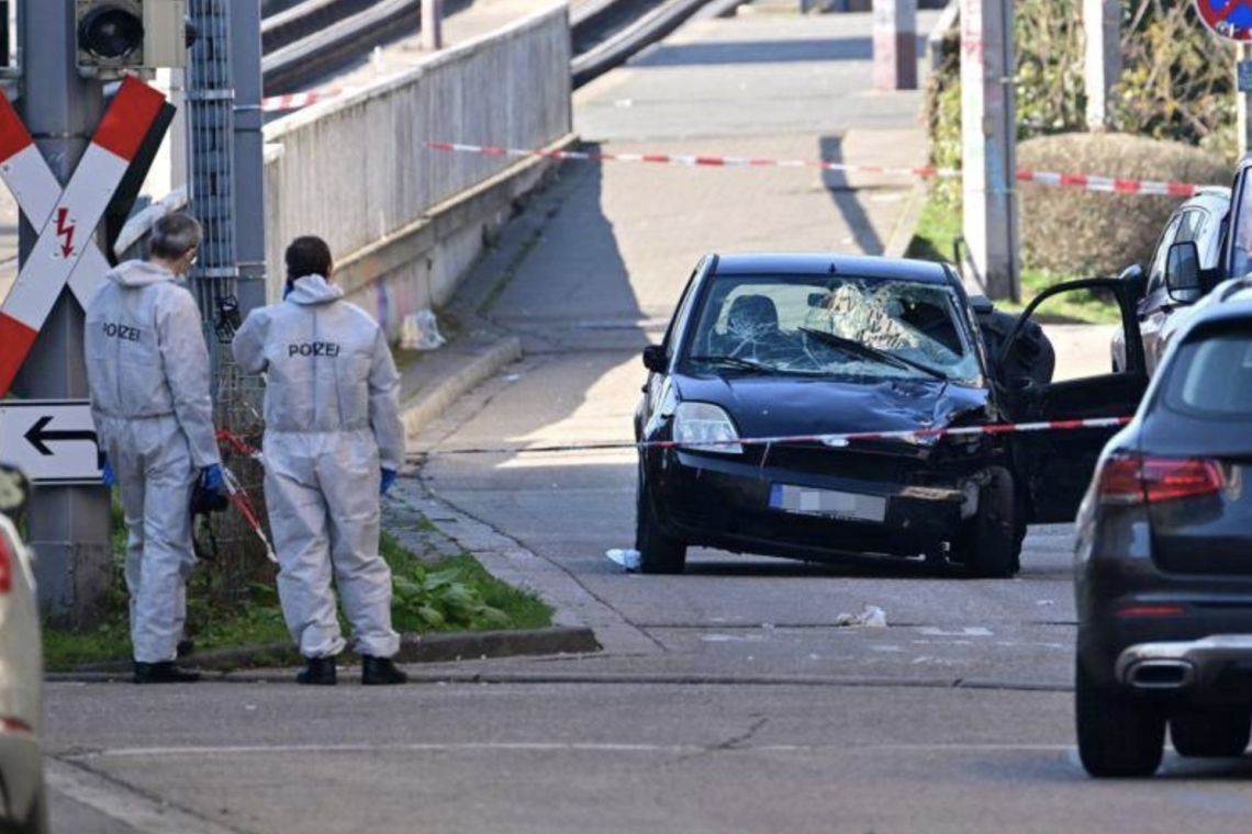 Auto sulla folla a Mannheim, anche il conducente in ospedale
