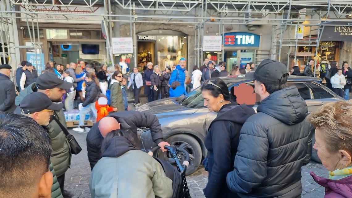 Mamma con neonata investite in pieno centro a Napoli