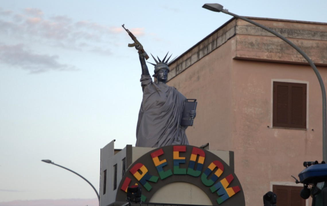 Carnevale, la statua della libertà ha il mitra in mano: bufera sul carro per i detenuti