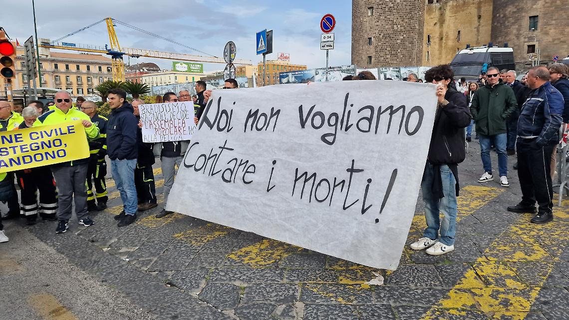 Campi Flegrei, striscione al Maschio Angioino: non vogliamo contare i morti