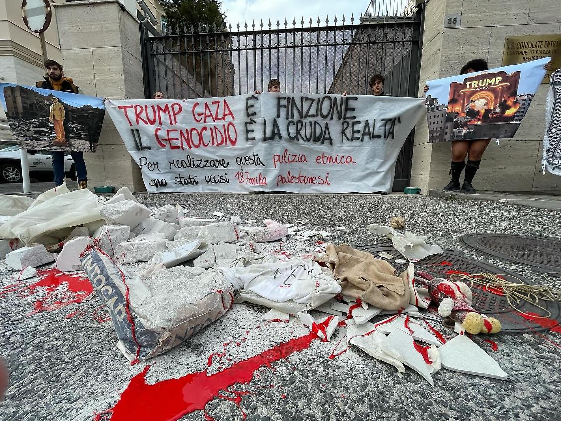Macerie e “sangue" davanti al consolato Usa a Napoli