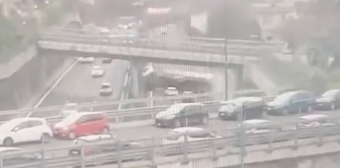 Incidente in Tangenziale, riapre un tratto: il video del ribaltamento