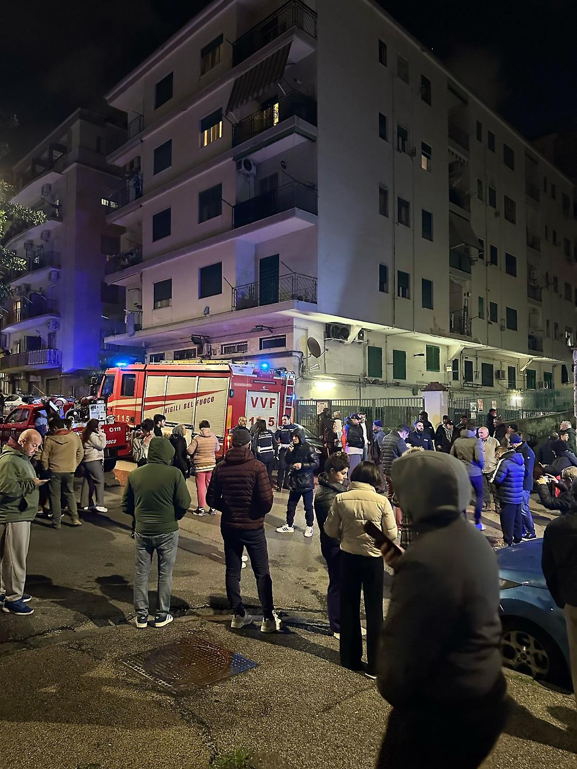 Campi Flegrei, nessuna scossa nella notte ma i residenti dormono in auto 