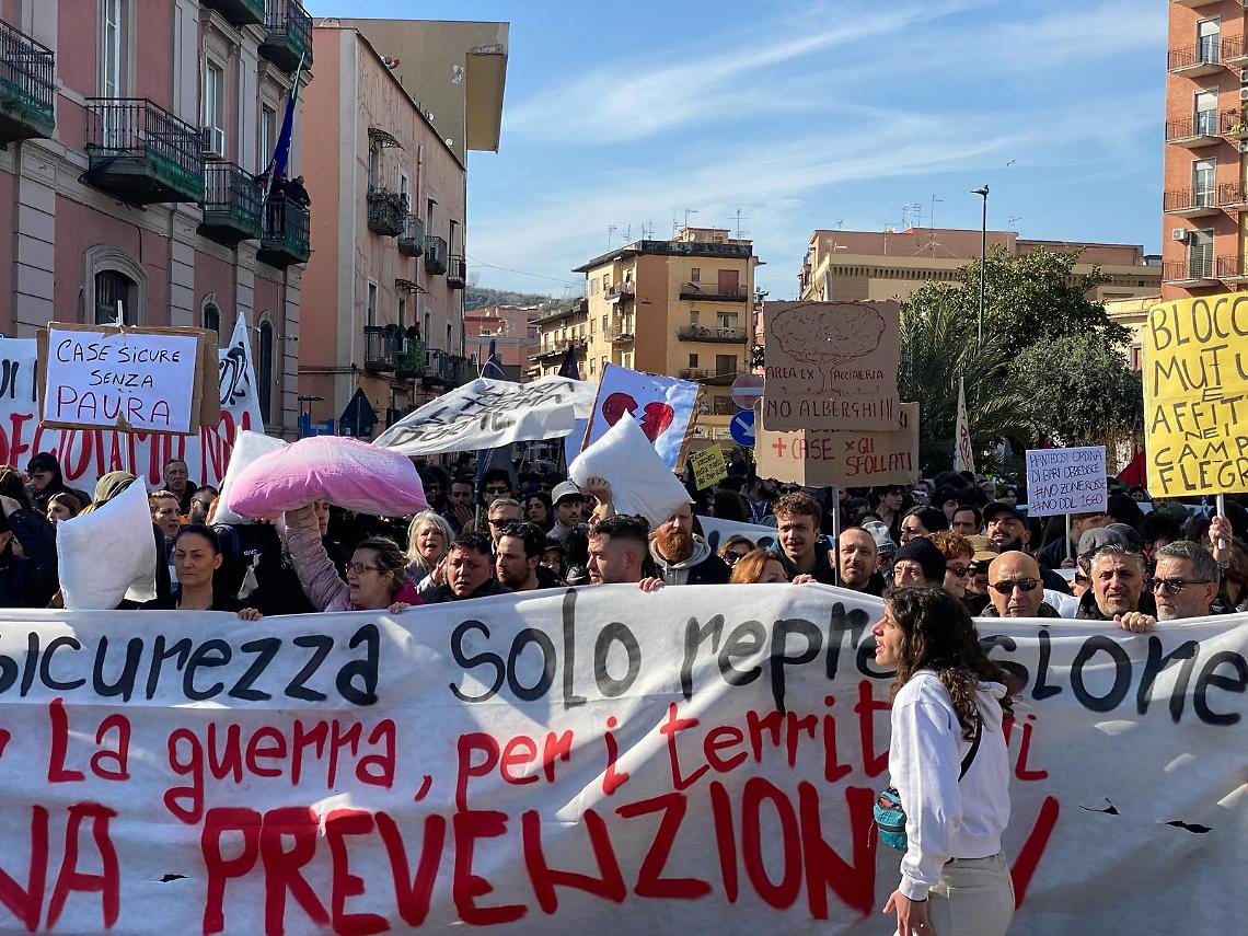 Salvini e la Lega a Città della Scienza, Bagnoli scende in piazza con i cuscini