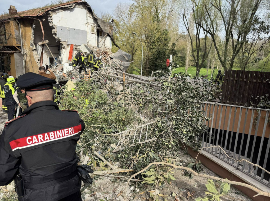 Crolla palazzina dopo esplosione, uomo estratto vivo da macerie