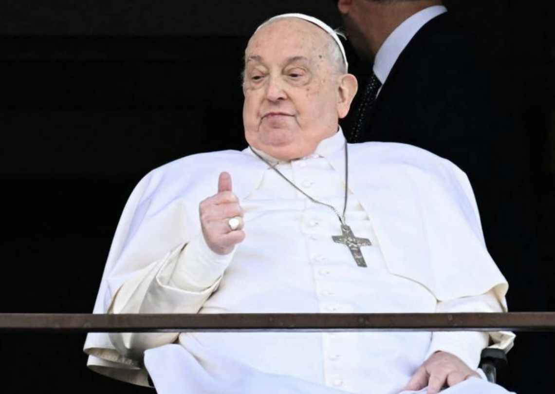 Papa Francesco ha lasciato il Gemelli. Prima il saluto dalla finestra: «Grazie a tutti»