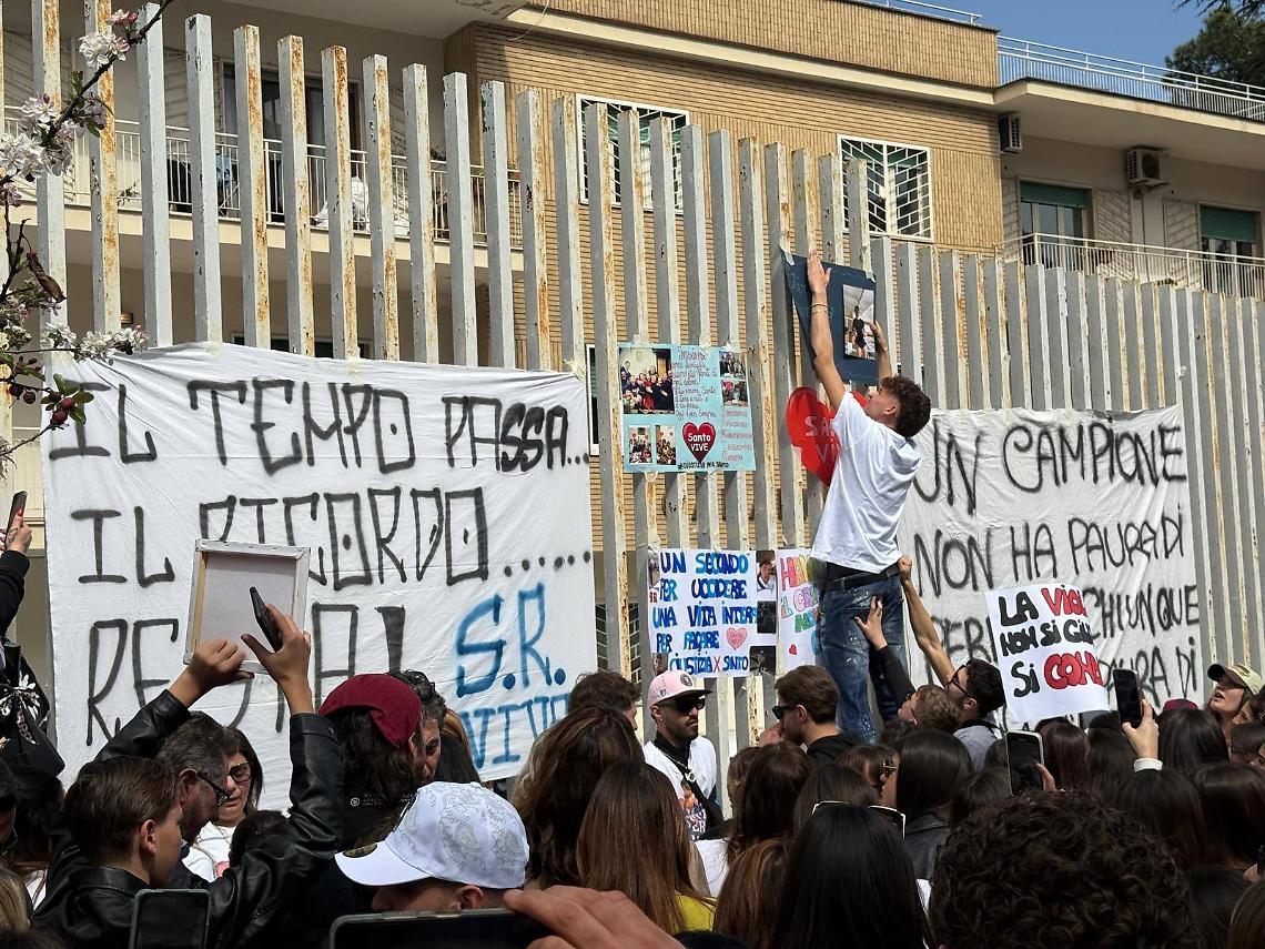 «Giustizia per Santo Romano», tanti giovani in presidio davanti al Tribunale