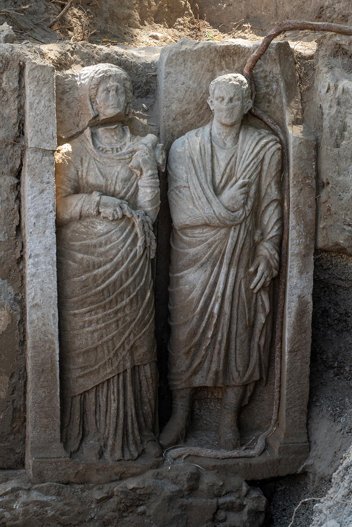 Rilievo funebre riaffiora dalla necropoli