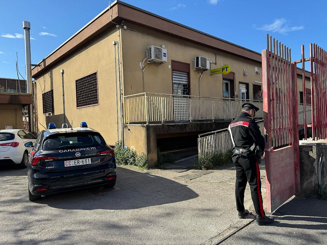 Furto alla posta di via Argine, svuotati bancomat e casseforti
