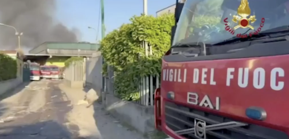 Incendio al capannone di ecoballe, collassata la copertura