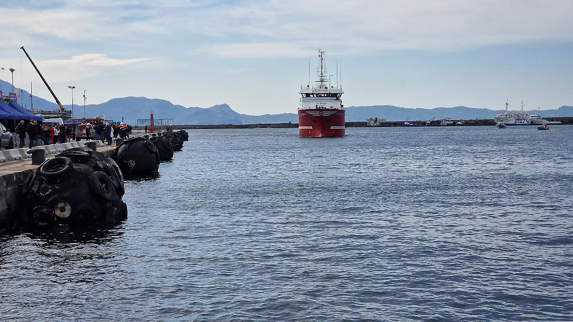 Migranti, arrivata a Napoli la nave di Emergency: in 171 a bordo