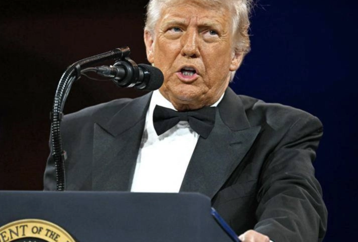 Trump senza freni: tutti mi chiamano per baciarmi il sedere