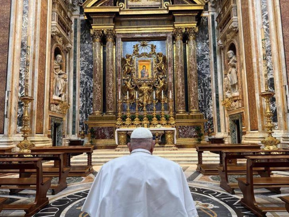 Papa Francesco in preghiera a Santa Maria Maggiore