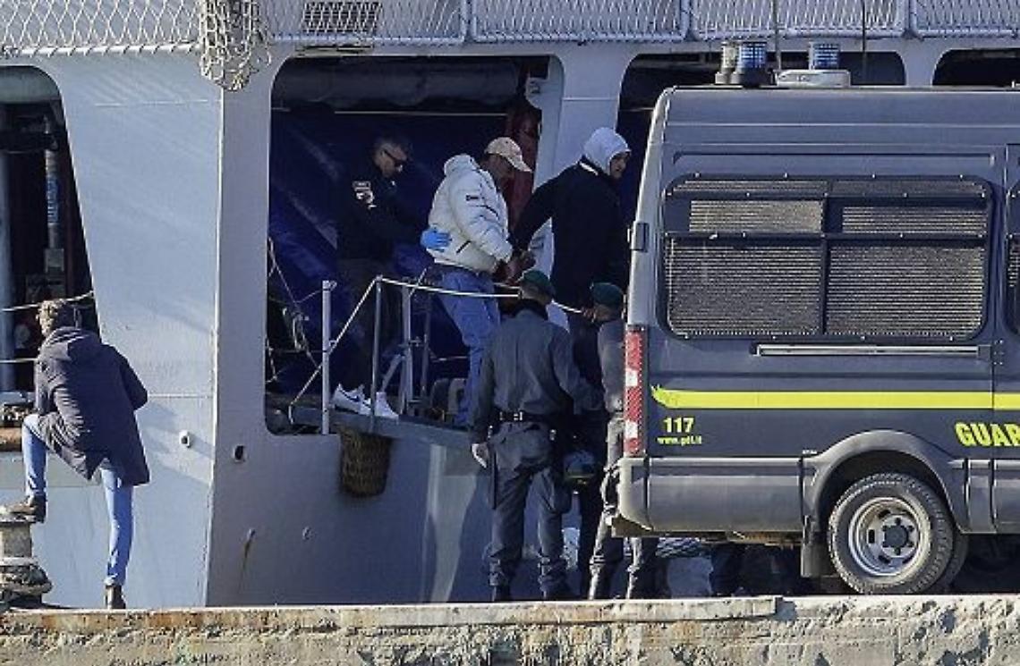 Migranti con fascette ai polsi, Piantedosi: pratica normale