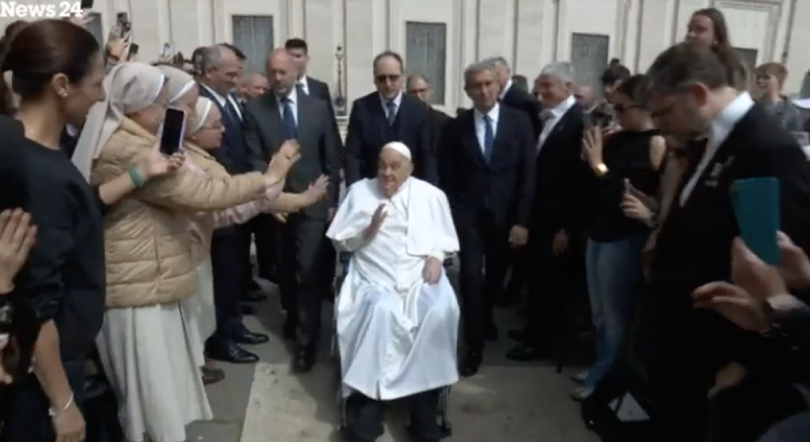 La “sorpresa” del Papa tra i fedeli: «Buona domenica delle Palme»