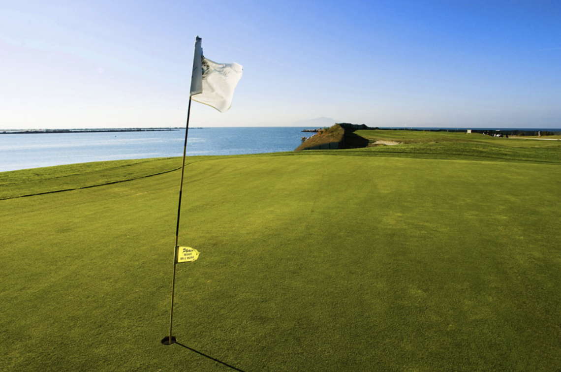 Rifiuti speciali interrati nei campi dai golf, due indagati: ispezioni e sequestri