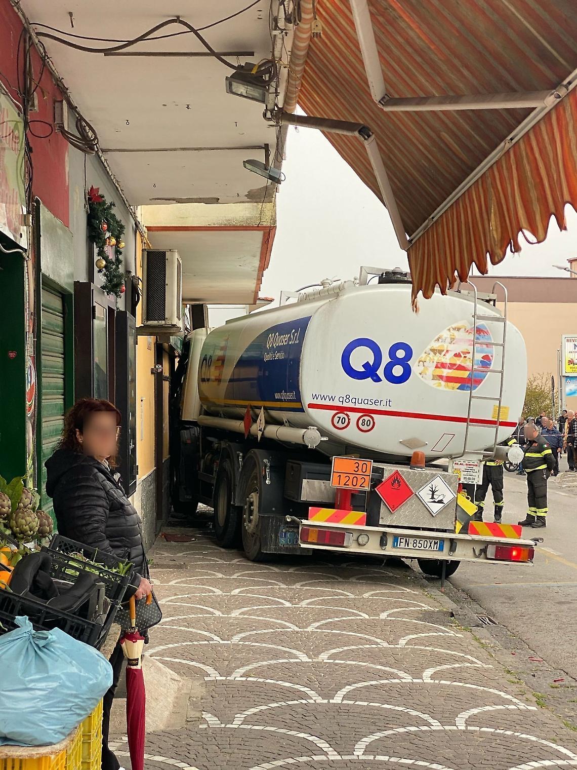 Malore alla guida, autocisterna finisce nel negozio