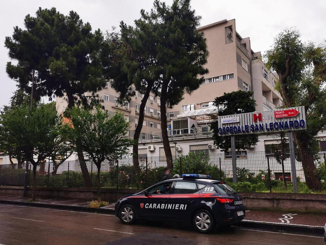 Medico aggredito a colpi di stampella