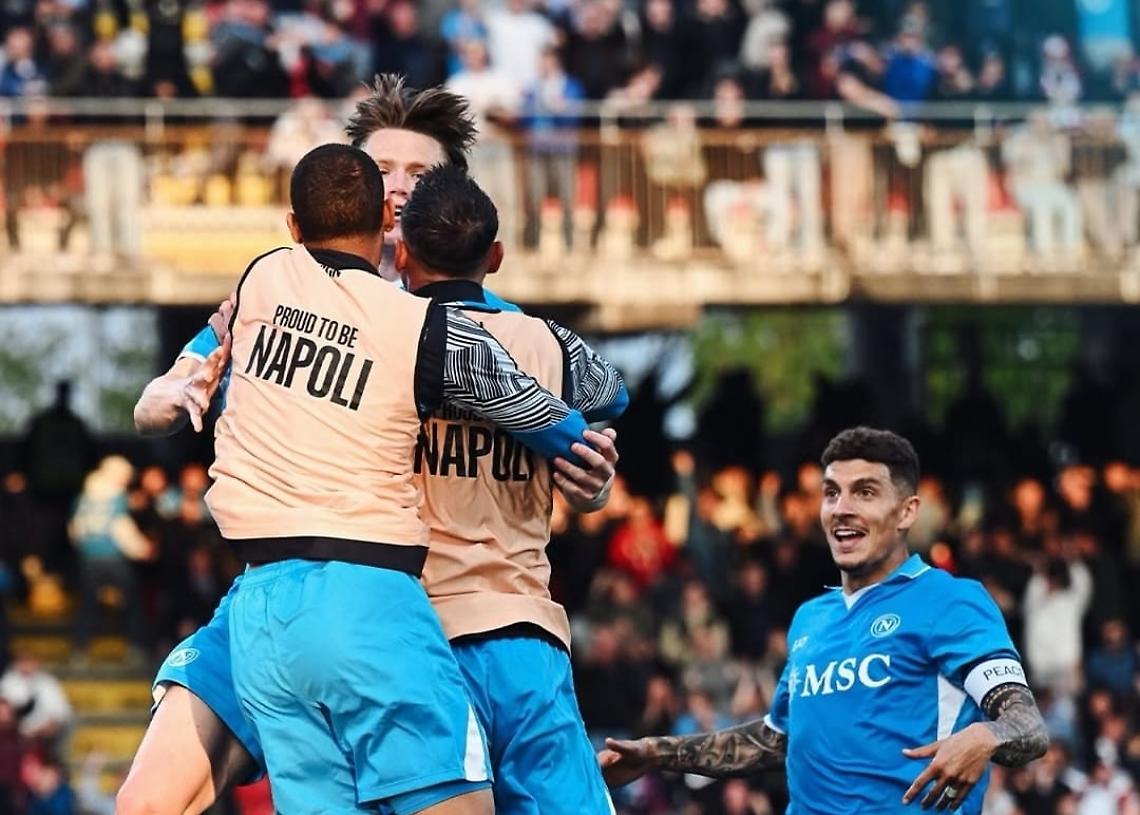 McTominay stende il Monza, il Napoli aggancia l'inter in vetta