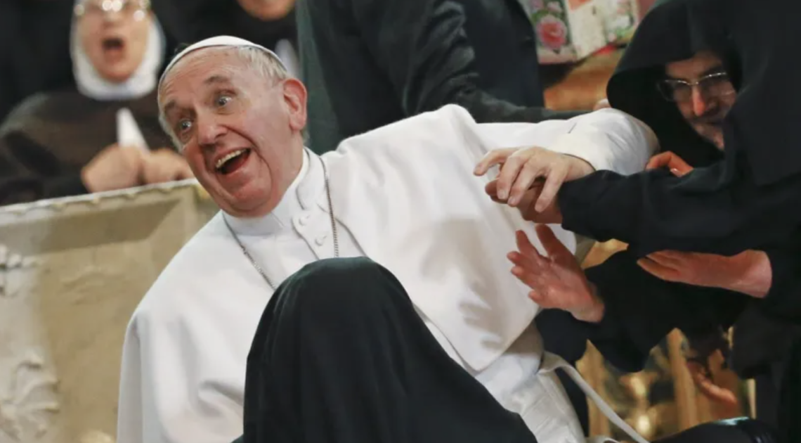 Papa Francesco, il dolore delle monache dell'“assalto" affettuoso a Napoli 