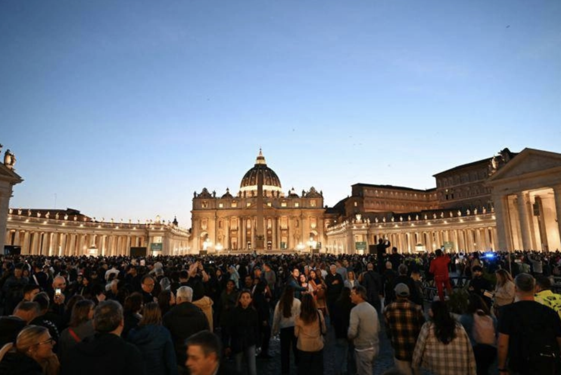 Papa Francesco, il lungo addio a San Pietro: migliaia in fila per Bergoglio