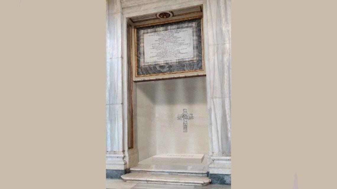 Marmo dalla Liguria e la scritta Franciscus: è il sepolcro del Pontefice