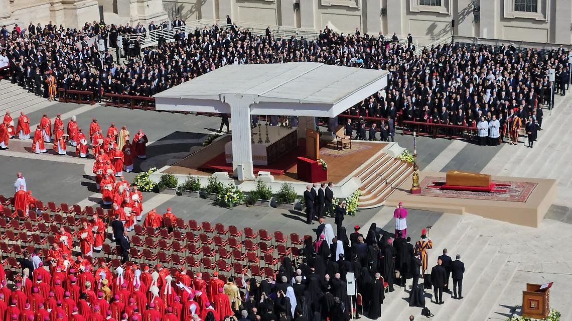 Suonano le campane a morto, i grandi della terra al cospetto del Papa