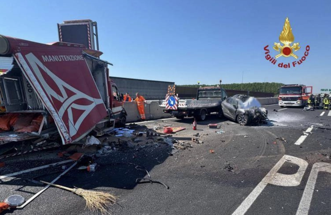 Auto travolge cantiere sull’autostrada: due morti