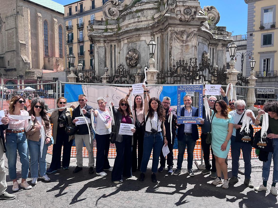 Libertà di stampa, flash mob a Napoli: «C’è emergenza nazionale per l’informazione»
