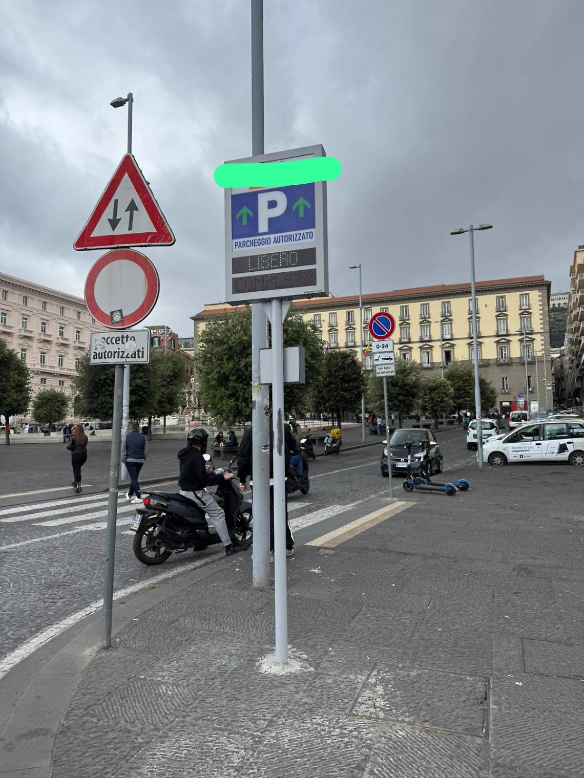 Tabella abusiva in piazza Municipio, denunciato gestore parcheggio