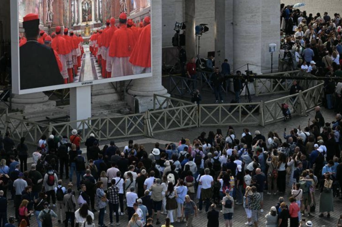 Conclave, cardinali in Sistina poi l'Extra Omnes