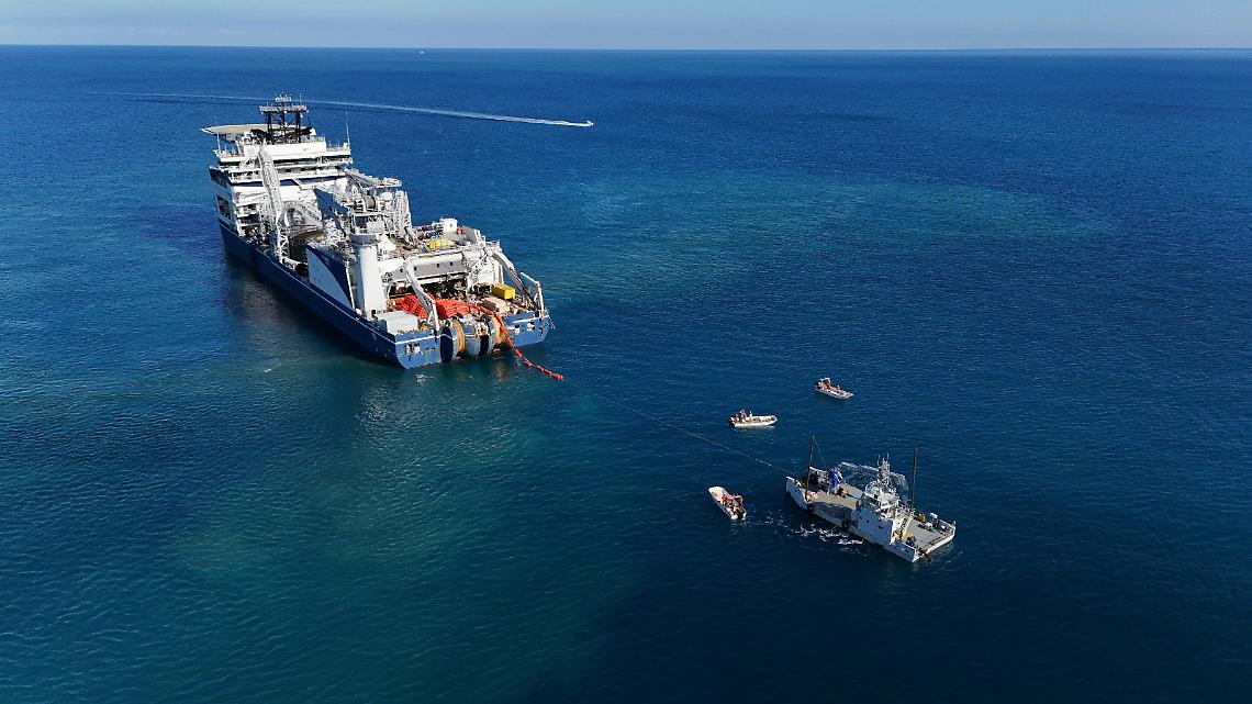 Terna completa la posa del cavo sottomarino che collega Campania e Sicilia 