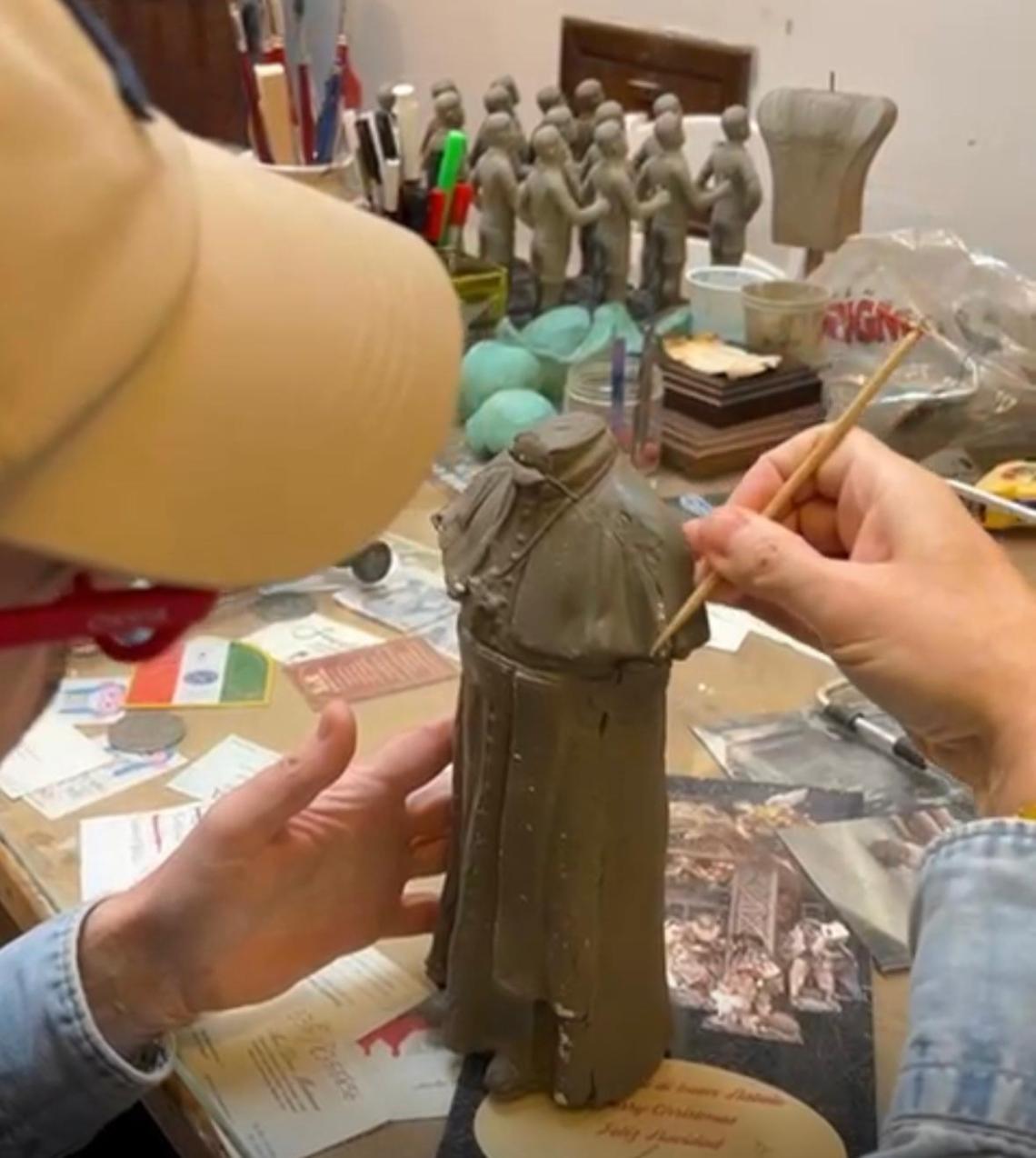 Marco Ferrigno, il poeta della terracotta che ha già scolpito il nuovo Papa