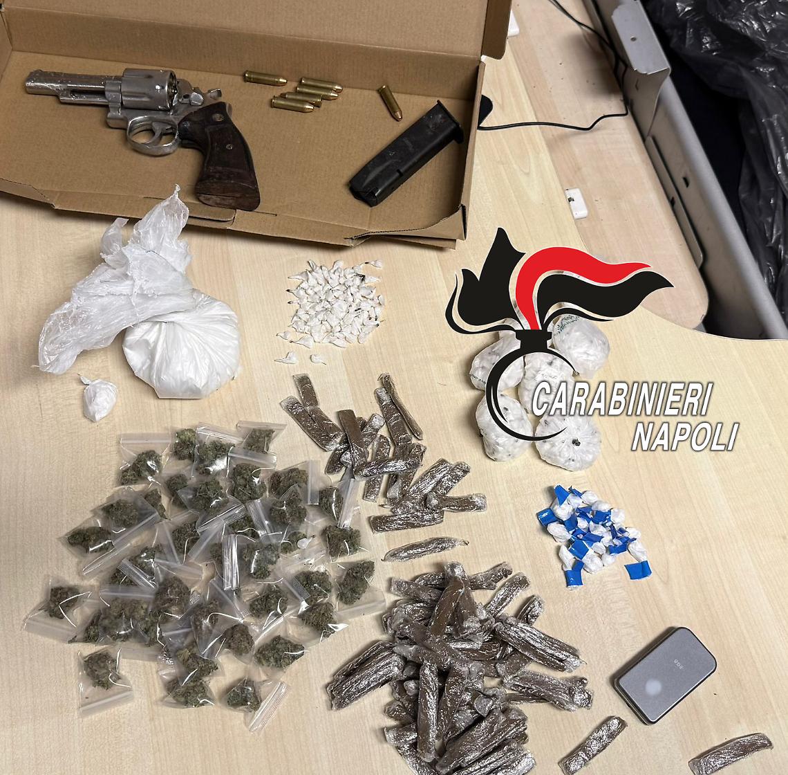 Droga e pistola tra le palazzine popolari a Poggioreale