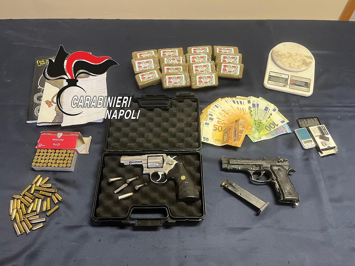 Panetti di hashish e pistole in cantina, finisce in manette
