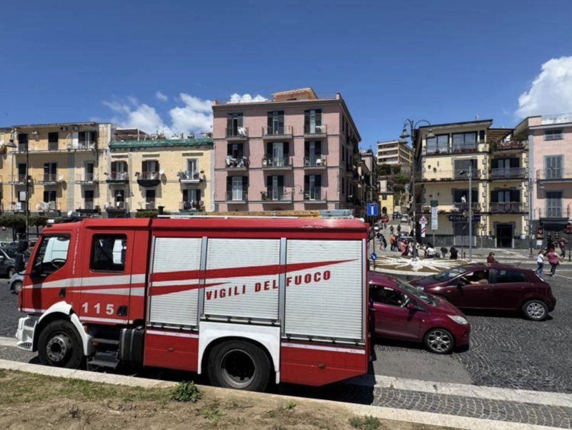 Crepe ai muri e vetri rotti, «il bradisismo fa paura»