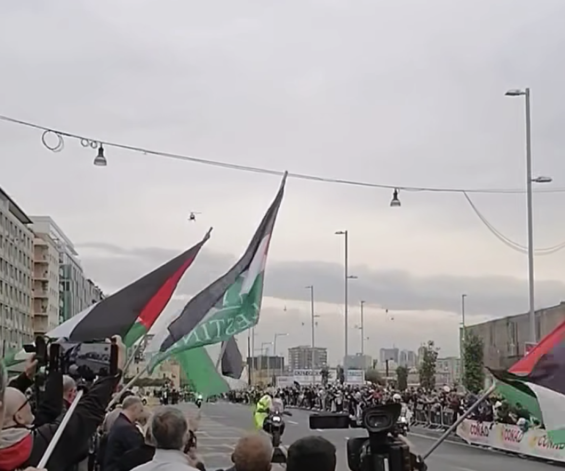 Giro a Napoli, manifestanti in strada e bandiere Palestina