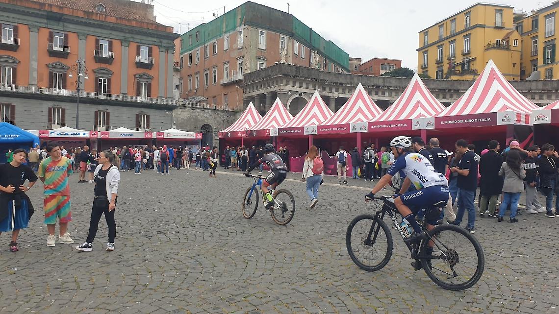 Giro d’Italia, in piazza Plebiscito corre anche la prevenzione oncologica