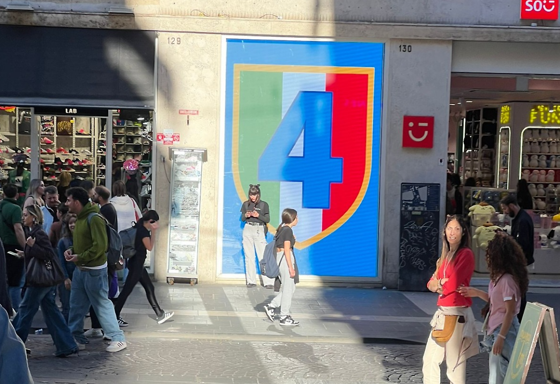Napoli-Cagliari, ordini in stan-by per striscioni e magliette con il numero 4