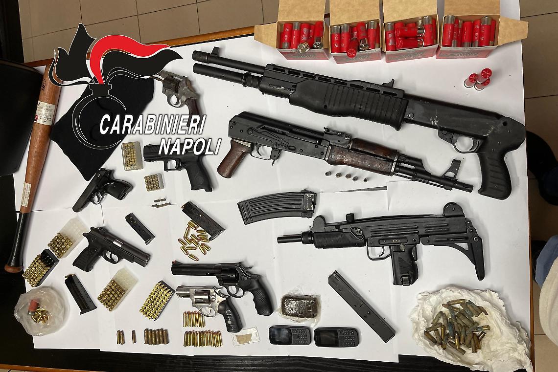 In casa un arsenale con armi da guerra, 32enne in manette