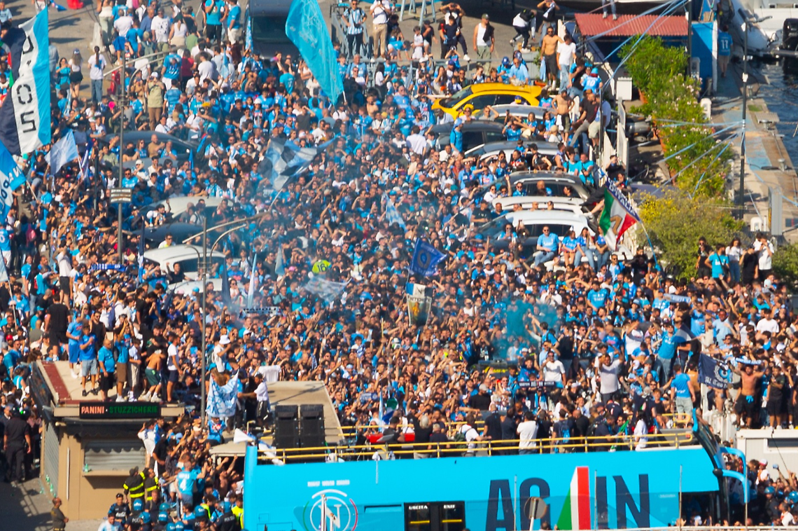 Napoli, è qui la festa: il Lungomare è tutto azzurro