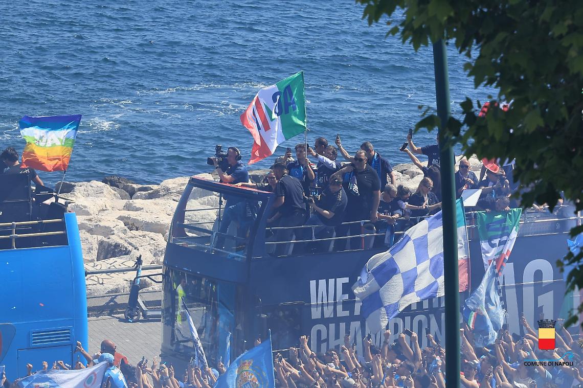 Lungomare tinto d’azzurro, in duecentomila salutano il Napoli sul bus scoperto