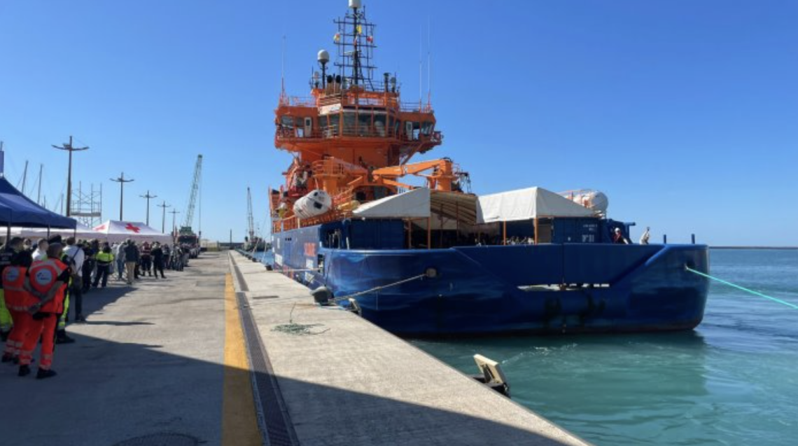 Attracca a Salerno la nave dei ragazzini