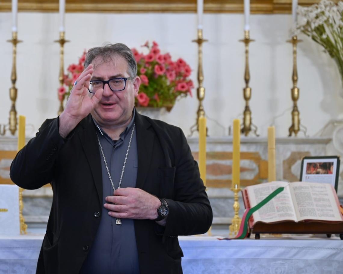 Il Vescovo Villano benedice i fedeli nella chiesa Sant'Antonio Abate a Pozzuoli
